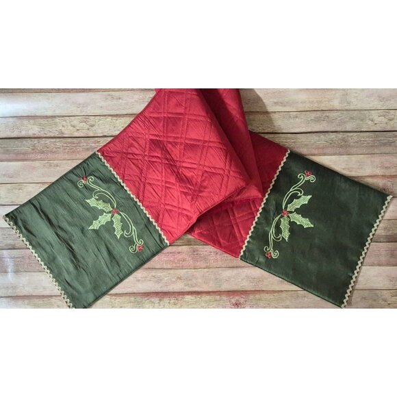 NWOT Earl & Wilson Christmas Quilted Holly Red & Green Table Runner 72" x 14" - Picture 1 of 7
